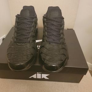 Nike Mens Air Max Plus TN Triple Black Running Shoes (604133-050)